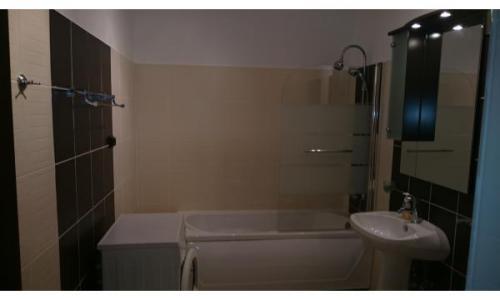 Inchiriere apart. 2 camere, modern, termen lung, negociabil, ideal cuplu, familie tanara