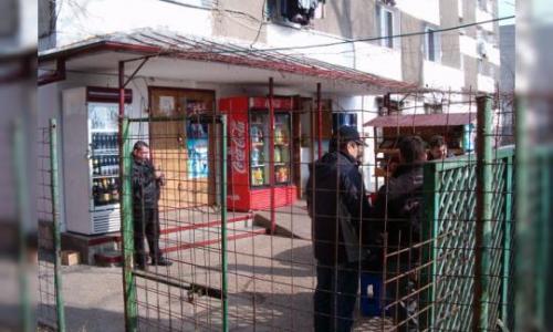 VIND MAGAZIN ALIMENTAR COMERT CU AMANUNTUL LA PARTERU BLOCULUI FORMATDIN 2 INCAPERI TOTAL 32 M" MAGAZINUL FUNCTIONEAZA DE 14 ANI ARE VAD FORMAT . VIND URGENT PLEC DIN ROMANIA . MAI MULTE DETALI LA TELEFON PENTRU CINE DORESTE ."