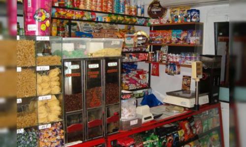 VIND MAGAZIN ALIMENTAR COMERT CU AMANUNTUL LA PARTERU BLOCULUI FORMATDIN 2 INCAPERI TOTAL 32 M" MAGAZINUL FUNCTIONEAZA DE 14 ANI ARE VAD FORMAT . VIND URGENT PLEC DIN ROMANIA . MAI MULTE DETALI LA TELEFON PENTRU CINE DORESTE ."