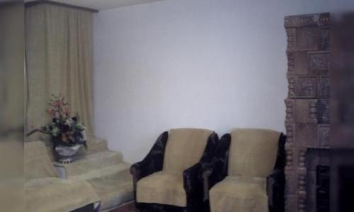 Vand teren 1000 mp si casa mansardata stil rustic , zona rezidentiala de padure deosebit de frumoasa si linistita cu grad de seguritate ridicat