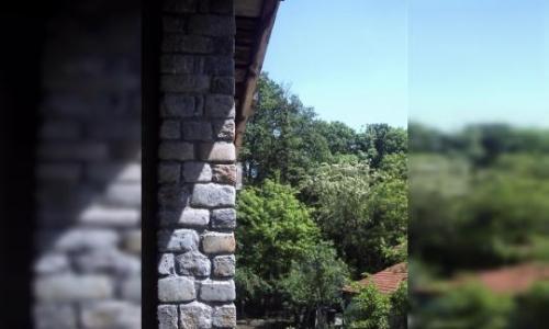 Vand teren 1000 mp si casa mansardata stil rustic , zona rezidentiala de padure deosebit de frumoasa si linistita cu grad de seguritate ridicat