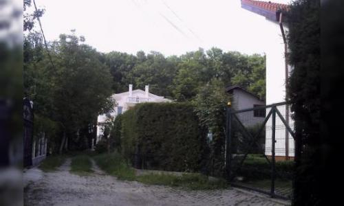 Vand teren 1000 mp si casa mansardata stil rustic , zona rezidentiala de padure deosebit de frumoasa si linistita cu grad de seguritate ridicat