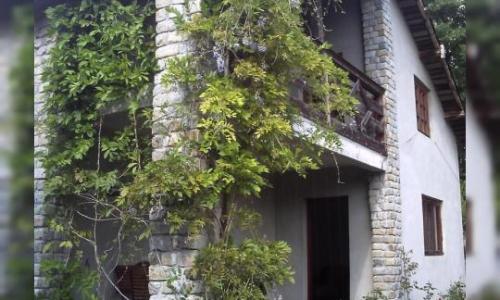 Vand teren 1000 mp si casa mansardata stil rustic , zona rezidentiala de padure deosebit de frumoasa si linistita cu grad de seguritate ridicat