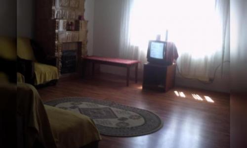 Vand teren 1000 mp si casa mansardata stil rustic , zona rezidentiala de padure deosebit de frumoasa si linistita cu grad de seguritate ridicat