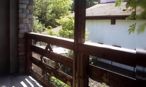 Vand teren 1000 mp si casa mansardata stil rustic , zona rezidentiala de padure deosebit de frumoasa si linistita cu grad de seguritate ridicat