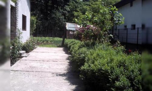 Vand teren 1000 mp si casa mansardata stil rustic , zona rezidentiala de padure deosebit de frumoasa si linistita cu grad de seguritate ridicat