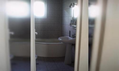 Vand teren 1000 mp si casa mansardata stil rustic , zona rezidentiala de padure deosebit de frumoasa si linistita cu grad de seguritate ridicat