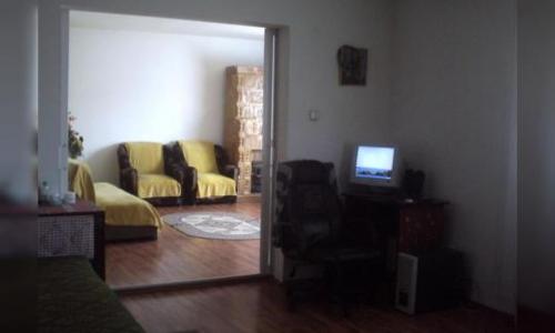 Vand teren 1000 mp si casa mansardata stil rustic , zona rezidentiala de padure deosebit de frumoasa si linistita cu grad de seguritate ridicat