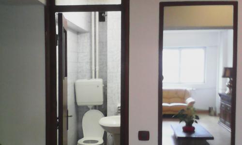 Birou sau ap lux finisat de designer italian 80mp-4cam parchet masiv stejar, 2WC+baie-faianta,bctrie cu travertin alb,hol mare,usa met,alarma,cablu internetTv, termopan venghe-reflexive totala, et2/11, marmura nucsoara in holuri, canapele piele, mobilat,