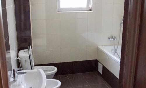APARTAMENTE PIPERA - 3 CAMERE LA CHEIE, SPATIOASE CU FINISAJE DEOSBITE.