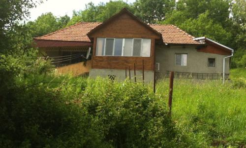 Casa Suprafata 90 mp. cu Pamant: 2800 mp. Jud Hunedoara.Comuna Baita,Cainelu de Sus