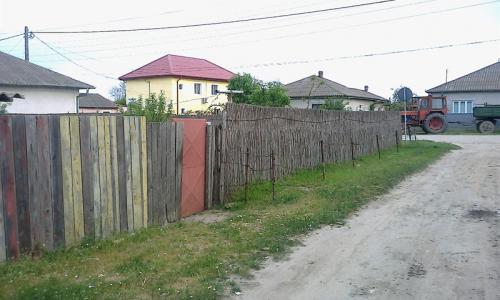 Teren intravilan 547 mp, central, cu doua fronturi stradale, racordat la reteaua de apa si canalizare.