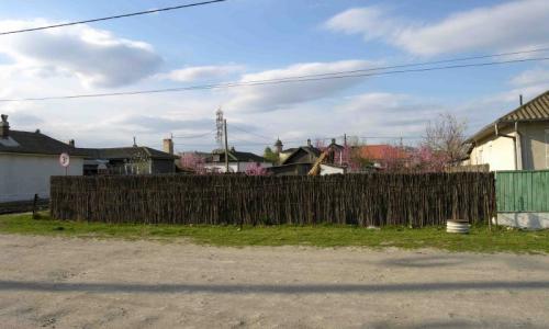 Teren intravilan 547 mp, central, cu doua fronturi stradale, racordat la reteaua de apa si canalizare.