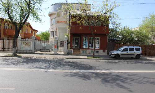 Aviatiei - Soseaua Pipera - 2 minute Metrou Aurel Vlaicu - Spatiu comercial 150 mp ( vila individuala - stradala ( demisol , parter , etaj 1 , mansarda ) - deschidere 10 ml ; 42 mp demisol ; 40 mp parter , 40 mp etaj 1 ; 20 mp mansarda ; + curte spate 40
