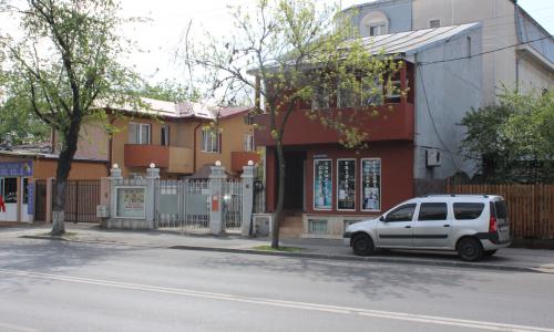 Aviatiei - Soseaua Pipera - 2 minute Metrou Aurel Vlaicu - Spatiu comercial 150 mp ( vila individuala - stradala ( demisol , parter , etaj 1 , mansarda ) - deschidere 10 ml ; 42 mp demisol ; 40 mp parter , 40 mp etaj 1 ; 20 mp mansarda ; + curte spate 40