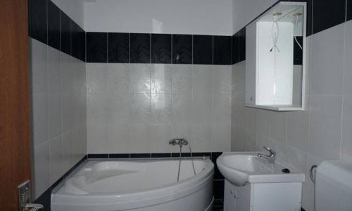 Garsoniera dubla in bloc nou, Aparatorii Patriei