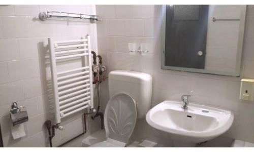 Particular Vand apartament 3 camere Iancului mobilat utilat reabilitat termic confort 1 an 1981 (bloc rusesc din beton armat) civilizat, 2 lifturi, semidecomandat, suprafata 70 mp, etaj 8/8 + etaj tehnic, fara probleme cu terasa blocului,administrare buna