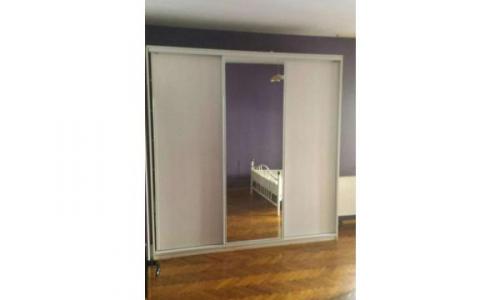 Ofer spre inchiriere apartament cu 3 camere in vila zona centrala
