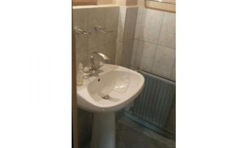 Ofer spre inchiriere apartament cu 3 camere in vila zona centrala