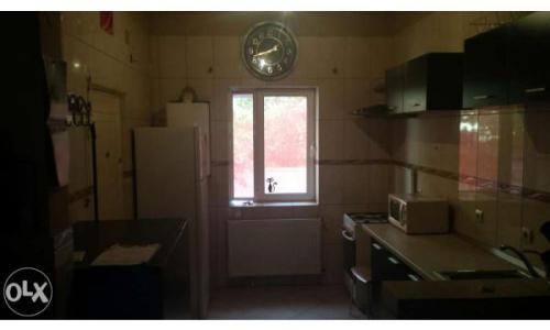 Ofer spre inchiriere apartament cu 3 camere in vila zona centrala