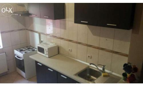 Ofer spre inchiriere apartament cu 3 camere in vila zona centrala