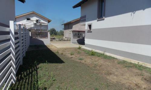Vand casa, an constructie 2015, P+1, imobilul dispune de 2 bai(principala si de serviciu), 3 dormitoare, sufragerie si bucatarie. Casa este nemobilata, in afara bailor complet echipate.Utilitati: curent electric, gaz, apa. Dotari: bai complet echipa
