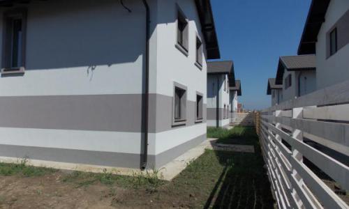 Vand casa, an constructie 2015, P+1, imobilul dispune de 2 bai(principala si de serviciu), 3 dormitoare, sufragerie si bucatarie. Casa este nemobilata, in afara bailor complet echipate.Utilitati: curent electric, gaz, apa. Dotari: bai complet echipa