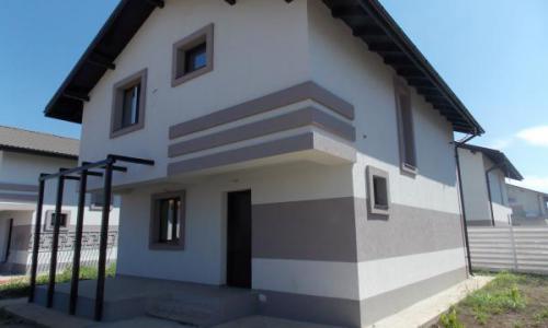 Vand casa, an constructie 2015, P+1, imobilul dispune de 2 bai(principala si de serviciu), 3 dormitoare, sufragerie si bucatarie. Casa este nemobilata, in afara bailor complet echipate.Utilitati: curent electric, gaz, apa. Dotari: bai complet echipa