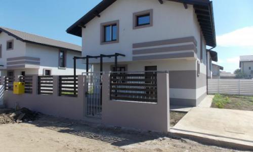 Vand casa, an constructie 2015, P+1, imobilul dispune de 2 bai(principala si de serviciu), 3 dormitoare, sufragerie si bucatarie. Casa este nemobilata, in afara bailor complet echipate.Utilitati: curent electric, gaz, apa. Dotari: bai complet echipa