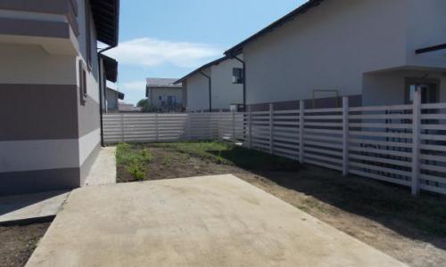 Vand casa, an constructie 2015, P+1, imobilul dispune de 2 bai(principala si de serviciu), 3 dormitoare, sufragerie si bucatarie. Casa este nemobilata, in afara bailor complet echipate.Utilitati: curent electric, gaz, apa. Dotari: bai complet echipa
