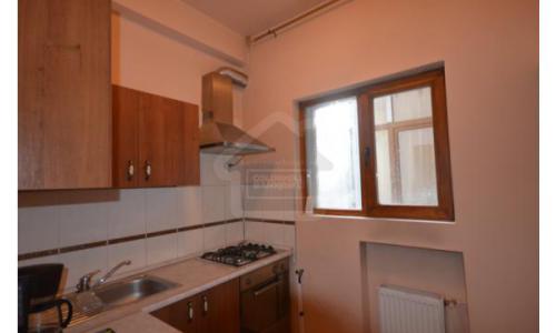 Apartament istoric renovat modern dar pastrand aerul Micului Paris, situat la km 0 langa universitate cu vedere pe bulevard in fata Teatrului National-