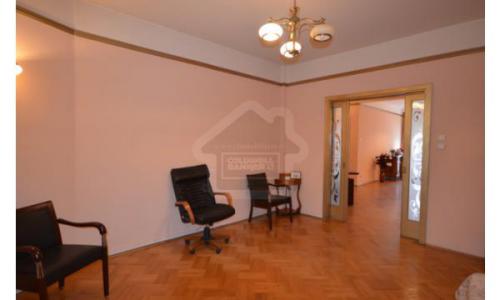 Apartament istoric renovat modern dar pastrand aerul Micului Paris, situat la km 0 langa universitate cu vedere pe bulevard in fata Teatrului National-