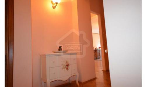 Apartament istoric renovat modern dar pastrand aerul Micului Paris, situat la km 0 langa universitate cu vedere pe bulevard in fata Teatrului National-