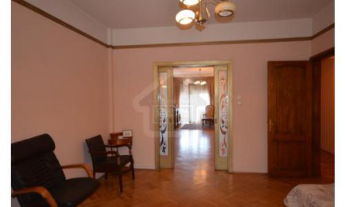 Apartament istoric renovat modern dar pastrand aerul Micului Paris, situat la km 0 langa universitate cu vedere pe bulevard in fata Teatrului National-