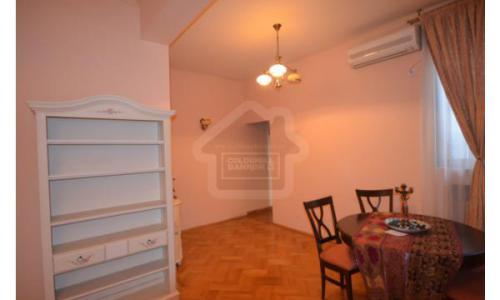 Apartament istoric renovat modern dar pastrand aerul Micului Paris, situat la km 0 langa universitate cu vedere pe bulevard in fata Teatrului National-