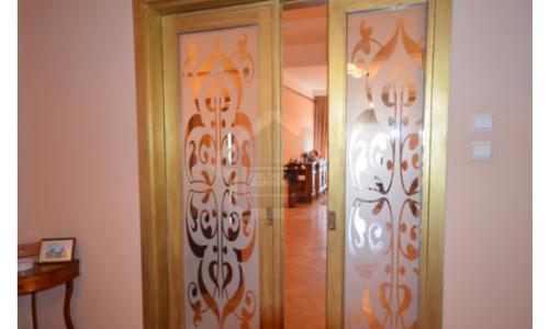 Apartament istoric renovat modern dar pastrand aerul Micului Paris, situat la km 0 langa universitate cu vedere pe bulevard in fata Teatrului National-