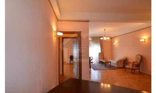 Apartament istoric renovat modern dar pastrand aerul Micului Paris, situat la km 0 langa universitate cu vedere pe bulevard in fata Teatrului National-