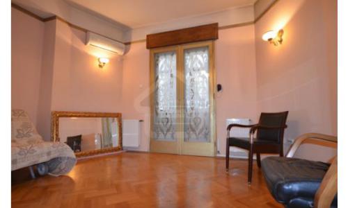 Apartament istoric renovat modern dar pastrand aerul Micului Paris, situat la km 0 langa universitate cu vedere pe bulevard in fata Teatrului National-
