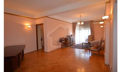 Apartament istoric renovat modern dar pastrand aerul Micului Paris, situat la km 0 langa universitate cu vedere pe bulevard in fata Teatrului National-