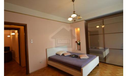 Apartament istoric renovat modern dar pastrand aerul Micului Paris, situat la km 0 langa universitate cu vedere pe bulevard in fata Teatrului National-