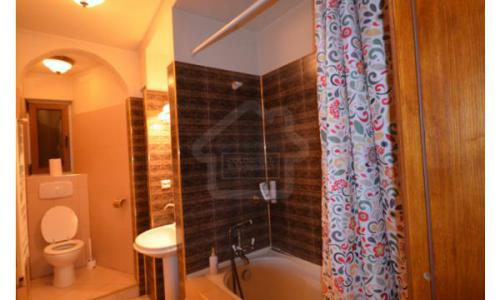 Apartament istoric renovat modern dar pastrand aerul Micului Paris, situat la km 0 langa universitate cu vedere pe bulevard in fata Teatrului National-