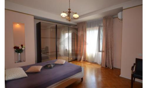 Apartament istoric renovat modern dar pastrand aerul Micului Paris, situat la km 0 langa universitate cu vedere pe bulevard in fata Teatrului National-