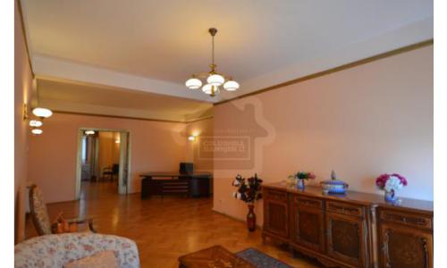 Apartament istoric renovat modern dar pastrand aerul Micului Paris, situat la km 0 langa universitate cu vedere pe bulevard in fata Teatrului National-