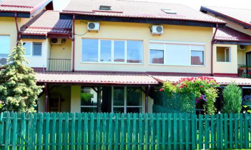 Direct Proprietar vand vila Voluntari in Complex Domus Stil, Parter + 2 Etaje, 4 Dormitoare+ living, 3 bai, gradica proprie, acces piscina, 2 locuri parcare, vedere excelenta, stare excelenta.