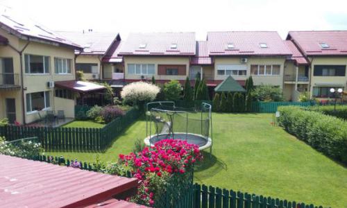 Direct Proprietar vand vila Voluntari in Complex Domus Stil, Parter + 2 Etaje, 4 Dormitoare+ living, 3 bai, gradica proprie, acces piscina, 2 locuri parcare, vedere excelenta, stare excelenta.
