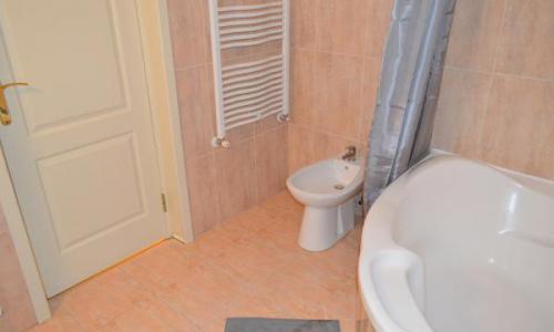 Direct Proprietar vand vila Voluntari in Complex Domus Stil, Parter + 2 Etaje, 4 Dormitoare+ living, 3 bai, gradica proprie, acces piscina, 2 locuri parcare, vedere excelenta, stare excelenta.