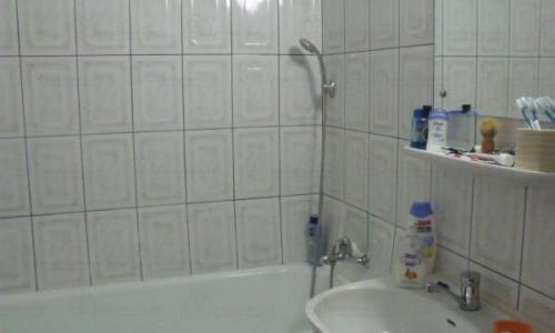Vanzare apart. 3 camere Drumul Sarii, mobilat si utilat complet, confort 1 sporit, an constr. 1987.