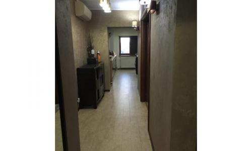 Proprietar,vand apartament lux,3 camere zona Faleza Nord Constanta ,vedere partiala la mare Imobilul se vinde mobilat complet ,cu tot ce se vede in fotografii mai putin TV-urileideal investitie pentru inchiriat in sezonul estival sau casa de vacant