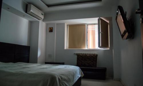 Vand apt 3 camere,Piata Delfinului,Soseaua Pantelimon nr. 249, bloc 1975 si reabilitat in 2017. Apt este situat la etajul 2 / 12, compus din doua dormitoare, un living, un hol, 2 grupuri sanitare (unul cu cada de colt), bucatarie open space, si 1 balcon