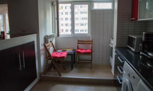 Vand apt 3 camere,Piata Delfinului,Soseaua Pantelimon nr. 249, bloc 1975 si reabilitat in 2017. Apt este situat la etajul 2 / 12, compus din doua dormitoare, un living, un hol, 2 grupuri sanitare (unul cu cada de colt), bucatarie open space, si 1 balcon